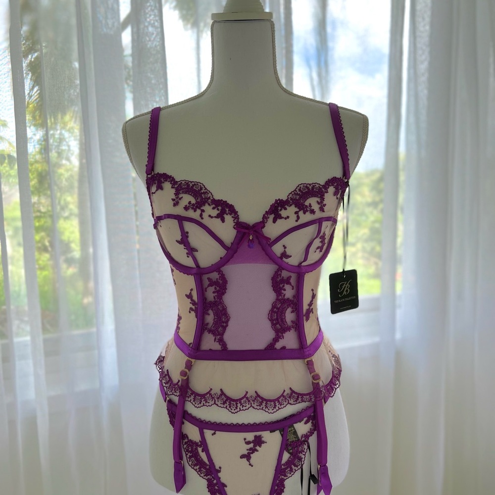 MADISON AMETHYST
BUSTIER SET top size 32 DD/E , Thong size M , stockings size M